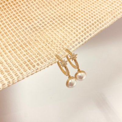 BRINCO ARGOLA ZIRCONIA COM PEROLA PENDURADA 10/24